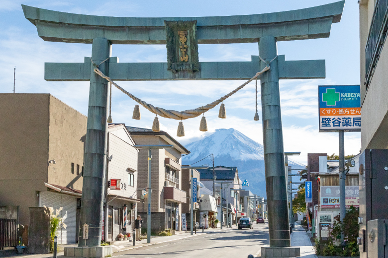 【やまなし歴史の道】町の入り口に立つ鳥居